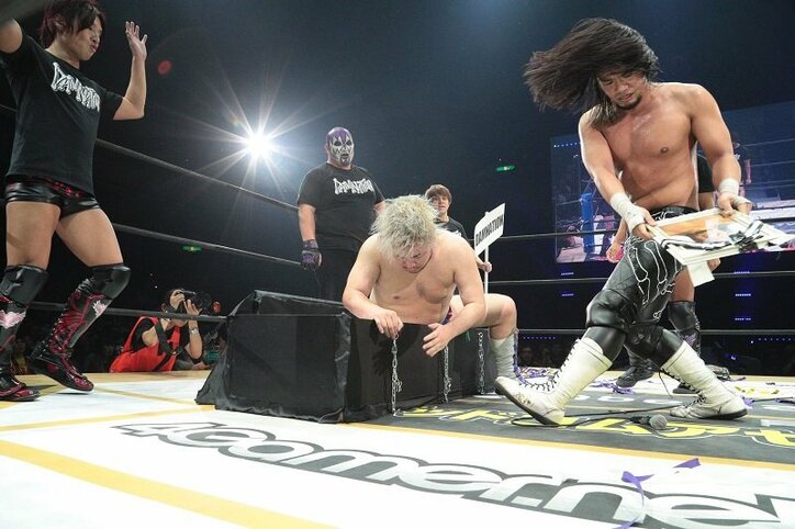 生中継でリアル放送事故!スタッフから悲鳴 新王者“カリスマ”佐々木大輔、男色ディーノを棺桶葬