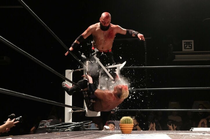 蛍光灯に芝刈機? 米デスマッチ団体GCW日本初登場で凄惨バトル カリスマ・葛西純が発したメッセージとは