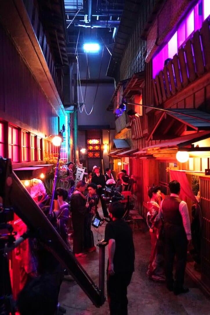 羽村仁成、がっつく食事シーンに苦戦「育ちの良さが出てしまっている（笑）」『リボルバー・リリー』現場レポート