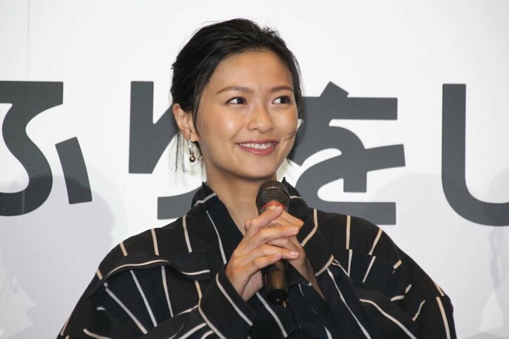 榮倉奈々と夫婦役演じた安田顕、舞台挨拶で「ようやく距離が縮まった」