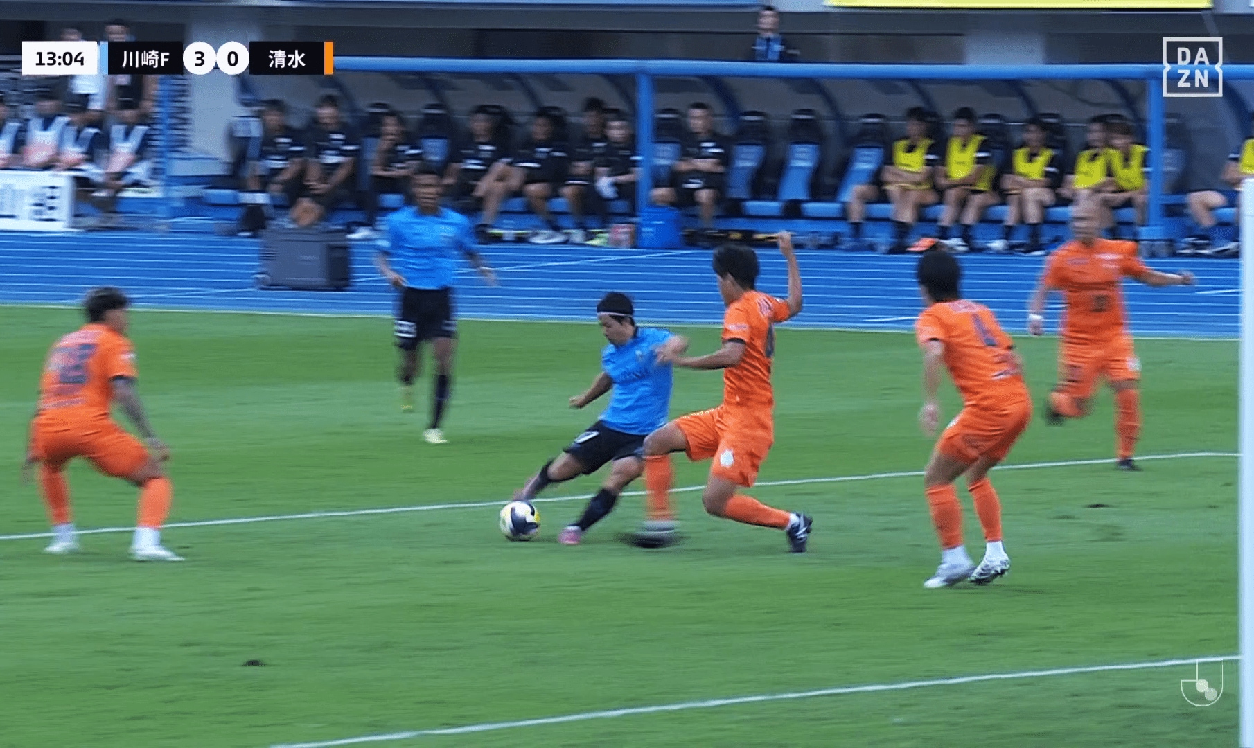 コンパクトに右足を振る伊藤達哉