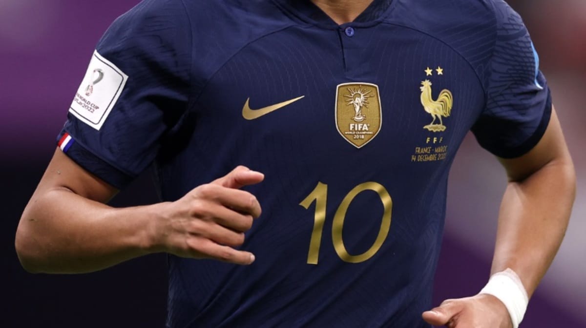 【未使用タグ付き/正規品】サッカー　フランス代表　エムバペ　ユニフォーム24時間以内の発送を心がけます