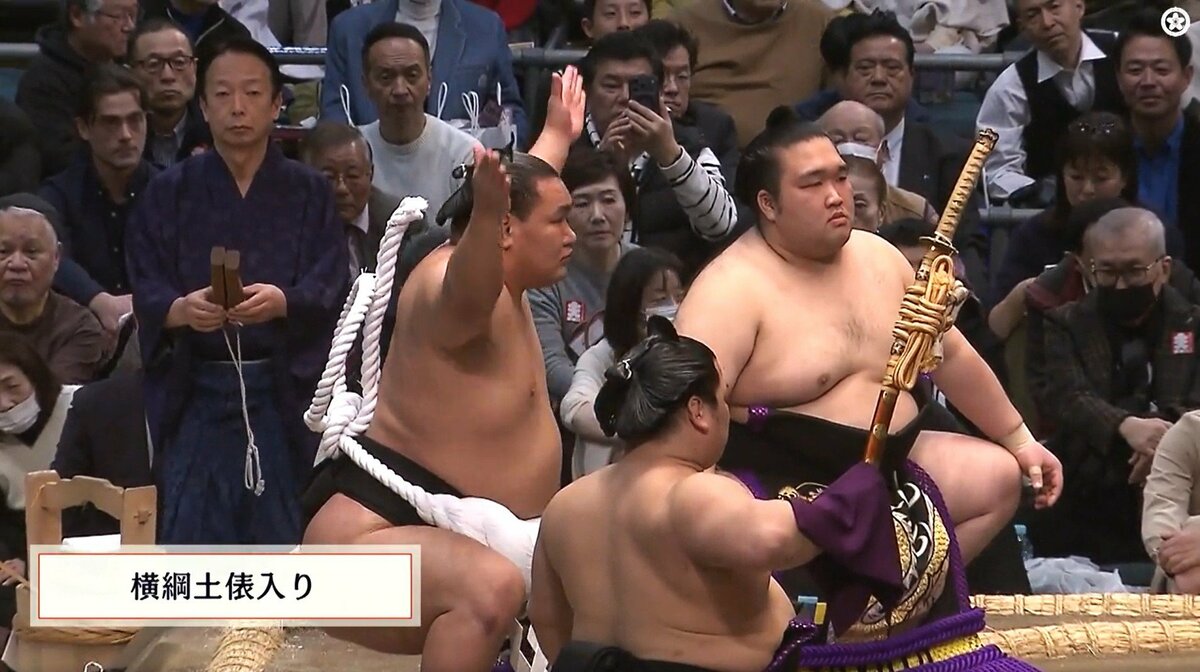やばい奴がいる」横綱土俵入りで“残念な”振る舞い「ほんとに寒い