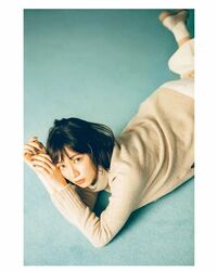 吉岡里帆の横たわった上目遣いショットに悶絶「かわいいです」「美人すぎる」