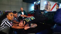 婚約者が絶句＆号泣の異常事態…フロントガラスにめり込む“狂気“の場外乱闘 「これはやりすぎ」実況困惑