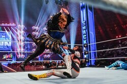 “わがままボディ”大暴走で女子レスラー悶絶　驚異の“尻餅弾”が「エグいって」荒ぶる完全KO劇に場内どよめき