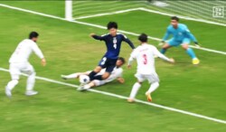 “VARシステムなし”で大混乱…日本代表が“カニバサミ・タックル”被害で物議「背後からでノーファウルとは…」「ここでも中東の笛」準決勝からついに導入へ【U20アジアカップ】