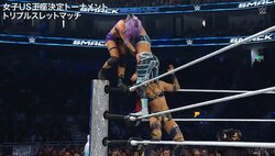 「どうなったらそうなるの」39歳ベテラン女子レスラーの超絶カウンターが炸裂 空中で身体反転…トップロープから沈めた圧巻映像