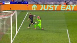 マジかよ…GK呆然の“つま先ループ”がエグい！ 南野擁すモナコを一瞬で崩した悪魔のワンタッチに実況も「上手い！」絶叫