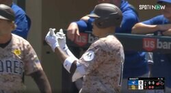 一体、何のメッセージなのか…！？ “MLBの悪童”が相手の痛恨エラー後に見せた“ポーズ”がヤバすぎると話題に　ファン騒然 「さすがにあかんｗ」「金数えてるポーズにしか見えない」