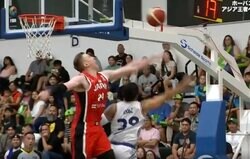 吹っ飛ばしすぎ！ 日本代表の大黒柱に「ドン引き」 世界基準のプレー… ド迫力“ブロックショット”が「怖っ！」「エグすぎる」