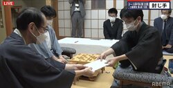 難解な神経戦、豊島将之九段が56手目を封じる 藤井聡太王位は随所で工夫の指し手を披露／将棋・王位戦七番勝負第4局