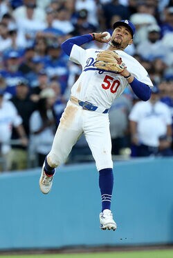 球場騒然！ド軍ベッツ、“超スーパープレー”炸裂「身体能力ヤバい」朗希を助ける神キャッチ→ジャンピングスロー「これはゴールデングラブ」