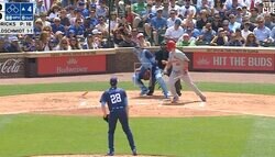 危険すぎる！折れたバットはどこに飛んだ…！？ 後ろに回転しながら捕手に直撃するアクシデント発生「大丈夫かよ…」「めちゃくちゃ痛いだろ」