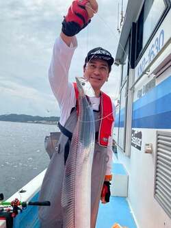 川崎麻世、妻と船釣りへ「人生初の太刀魚釣れた」
