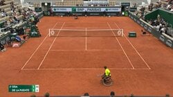 今のやつ、どうやって打った？小田凱人、背面からのエグいアングルショットに会場から「おお～」と大きなどよめき／テニス・全仏オープン