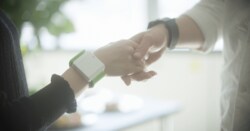 「握手すれば情報が伝わる」業界初！人体通信技術を婚活パーティに導入