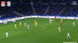 ぶち抜いた！久保建英の鋭すぎるドリブルに元スペイン代表DFが思わず尻もち！“アンクルブレイク”炸裂でスタジアム大歓声の瞬間