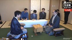 運命の2日目開始　豊島将之王位が初防衛か、木村一基九段が初タイトルか／将棋・王位戦七番勝負