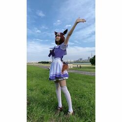 コスプレイヤー・Shikaが「ウマ娘」スペシャルウィークに変身！青空の下でポーズ