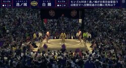 白鵬、“真っ向勝負”で力負け　逸ノ城に金星配給で舞った無数の座布団