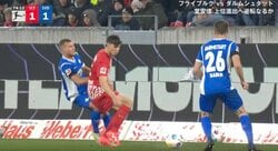 「これは痛すぎる」 「柔道かよ」 ボールじゃなくて足を狙った？ 即イエローカード！背後から相手の軸足を“高速足払い”で刈り取った問題シーン