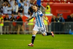 ｢フットボールの神だ｣!! メッシが｢2戦連続2ゴール｣でアルゼンチン代表の35戦無敗に大貢献! ｢左足一閃｣の圧巻ゴール