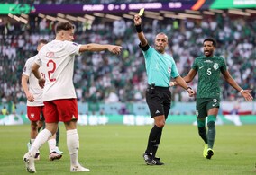 前半だけでイエローカード５枚が飛び交う！ 激しいバトルのポーランド対サウジ、乱戦の様相