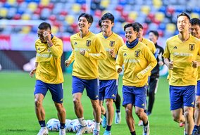 長谷部誠がカタール直前の森保JAPANに電撃合流！ 日本代表のベンチコを着用し、選手のトレーニングを見守る！