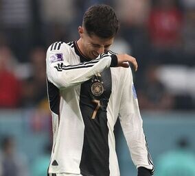 「史上最も不幸なMOM」日本に蹴落とされ衝撃敗退…ドイツ代表MFの“暗すぎる表彰”が反響！ 「笑わない男」「葬式かよ」