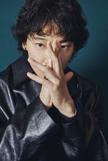 写真・画像】綾野剛が25歳年下の新人・齋藤潤に期待する継承 言葉では