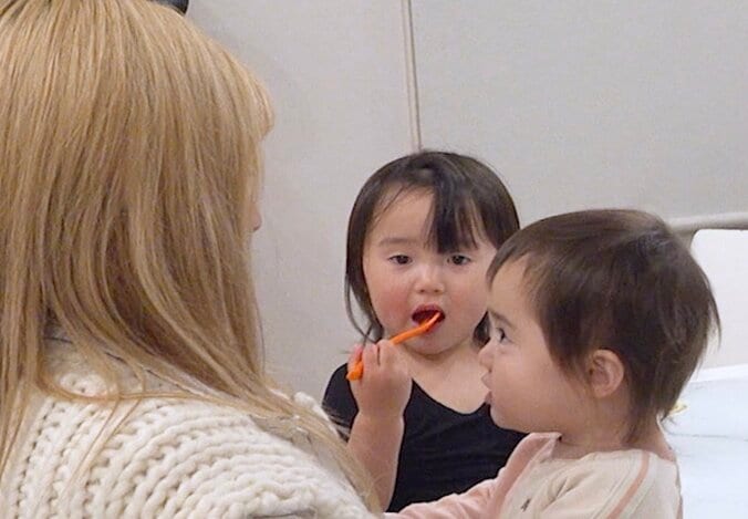 【写真・画像】5人年子で出産…27歳美人妻の顔面に衝撃「かわいい」「見えない」夫は26歳年上　2枚目