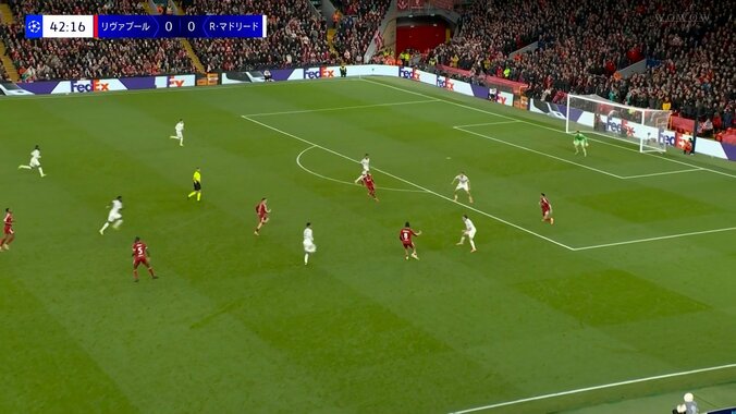 SNS沸騰「人間やめてるって」超ゴラッソ級“無回転”弾丸ミドルを片手で止めた異次元のプレー！「神シュートに神セーブ」「どっちもバケモン」 3枚目