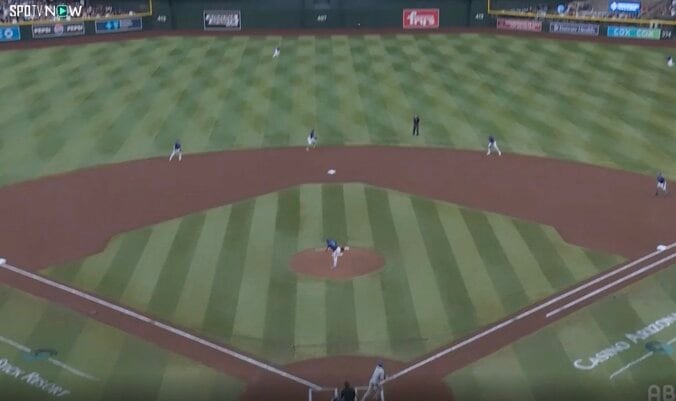 【写真・画像】球場大騒ぎ！大谷翔平、とんでもない“バットぶん投げ”「ヤバい」「どこ行ったw」182キロ爆速弾丸アーチ→ゆっくり“確信歩き”万歳ポーズ「これはスーパースター」　1枚目