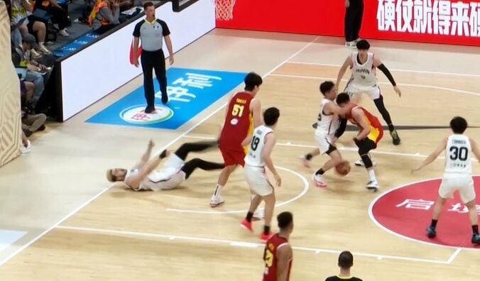 「イライラしすぎ」中国NBA逸材が“まさかの投げ飛ばし”…日本ビッグマンに「完璧ディフェンスすごい」【バスケW杯予選】 3枚目
