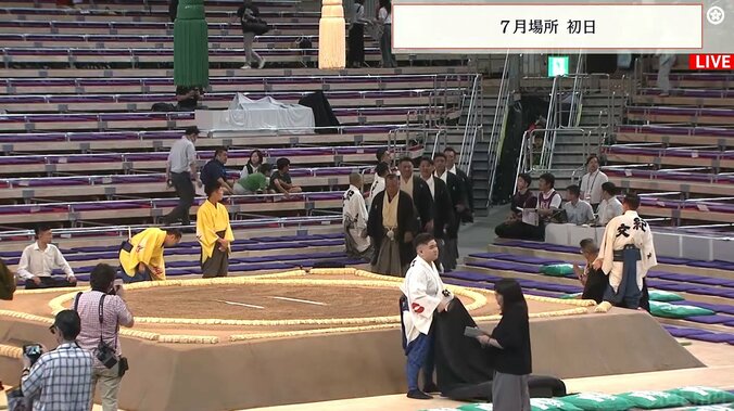 審判の親方が入場