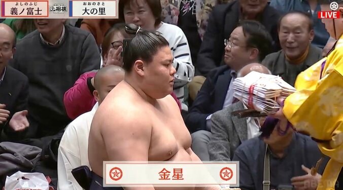 義ノ富士が受け取った分厚すぎる懸賞束