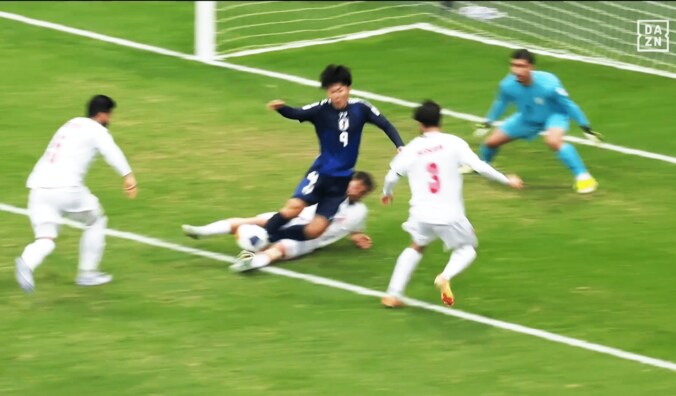 【写真・画像】遠藤航かよ！ 大学生ボランチの“猛烈デュエル”が鳥肌級！「日本の魂や」「スーパー守備」小倉幸成が“身長20cm差”でも死闘タイマン完勝の瞬間【U20アジアカップ】　1枚目