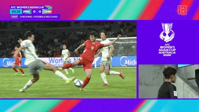 「スタッドが見えてるぞ！」北朝鮮女子MFの“足裏タックル”が膝直撃…中国ファンが憤慨「恐ろしい」「レッドカードだろ」【女子アジアカップ】 3枚目