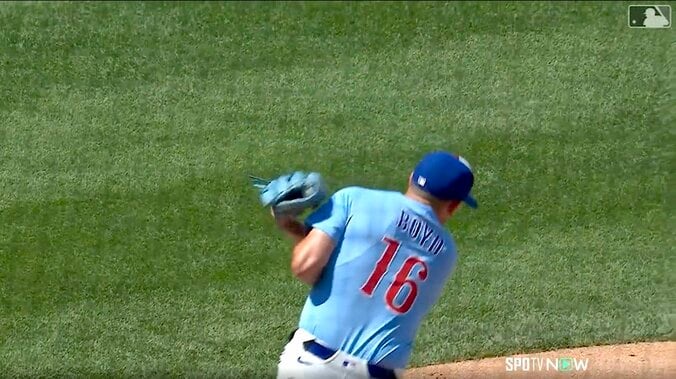 【写真・画像】「やめるんだ！」カブス戦で珍事…打者のバットがネットに挟まる→よじ登って奪取した観客が一時退場 球場ブーイングも“再登場”に大歓声「英雄が戻ってきた」　1枚目