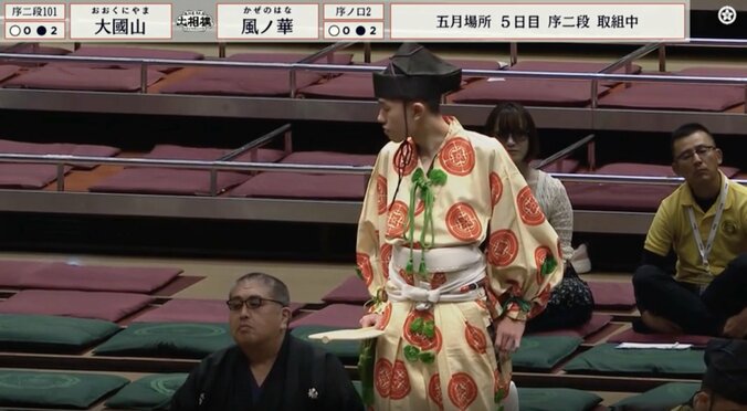 勝ったのに力士が苦悶…行司も思わず二度見「えっ?」「大丈夫なの」 “思わぬハプニング”にファンざわつく 3枚目