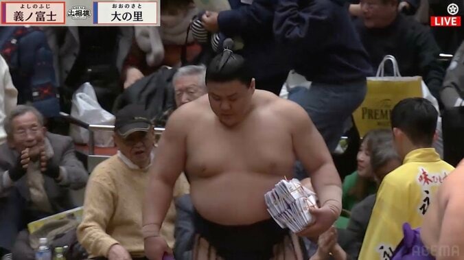義ノ富士が受け取った分厚すぎる懸賞束
