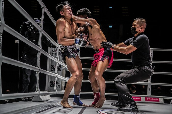 ムエタイ頂上対決に“水を差す”「目立ちすぎたレフェリー」が話題 1枚目