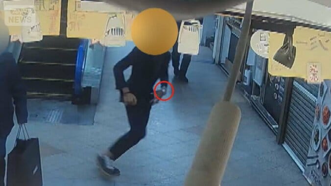 【独自】男の左手に盗んだ時計？試着を装い逃走か　中野ブロードウェイ高級時計窃盗 1枚目