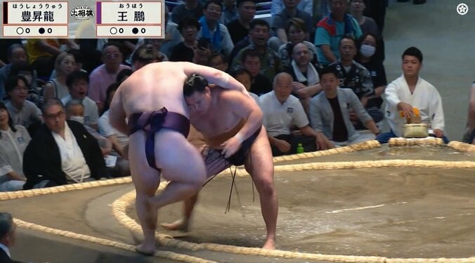 「ワイの年収を一瞬で…」横綱・豊昇龍が受け取った“分厚すぎる”ご褒美 懸賞が地方場所“過去最多本数”を記録 「懸賞にどよめいてる」驚きの声 2枚目