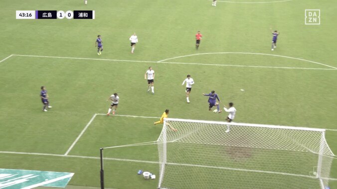 「どうしたんだよ…」浦和、外国人MF＆DFの“淡白な連続ミス”で失点「なんで見物？」「もう少しまともなクリアを」ファン落胆 4枚目