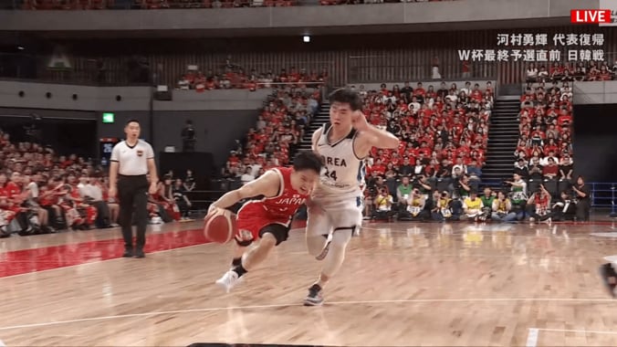 「めちゃくちゃ速い」河村勇輝が吠えた！“電光石火ドライブ”の3点プレーに「無双やん」「押し負けない」【バスケ日韓戦】 4枚目