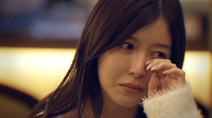 【写真・画像】34歳美人経営者が“同棲初夜”に大胆な穴開き水着披露 “年収3000万円”ハイスペ男性とジャグジー密着　1枚目