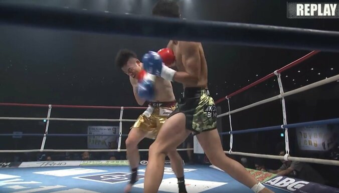 右フックでテンプルを撃ち抜く