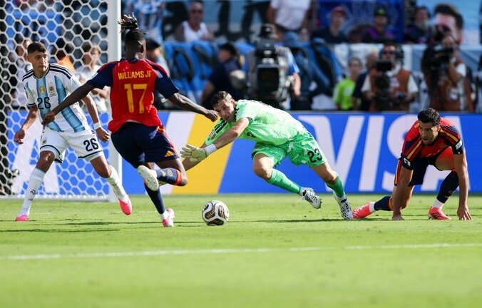 「明白な誤審だ」W杯決勝の“ゴール取り消し”に英解説陣が怒り！「大袈裟に痛がっただけ」不可解ジャッジが物議【W杯】 5枚目